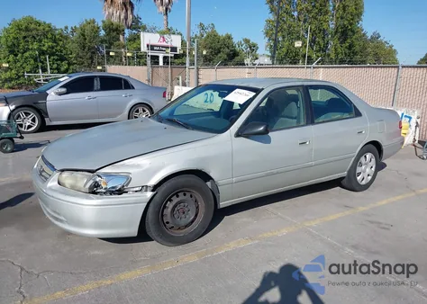 2001 Toyota Camry Le z USA, uszkodzony, nr VIN JT2BG22K010581136